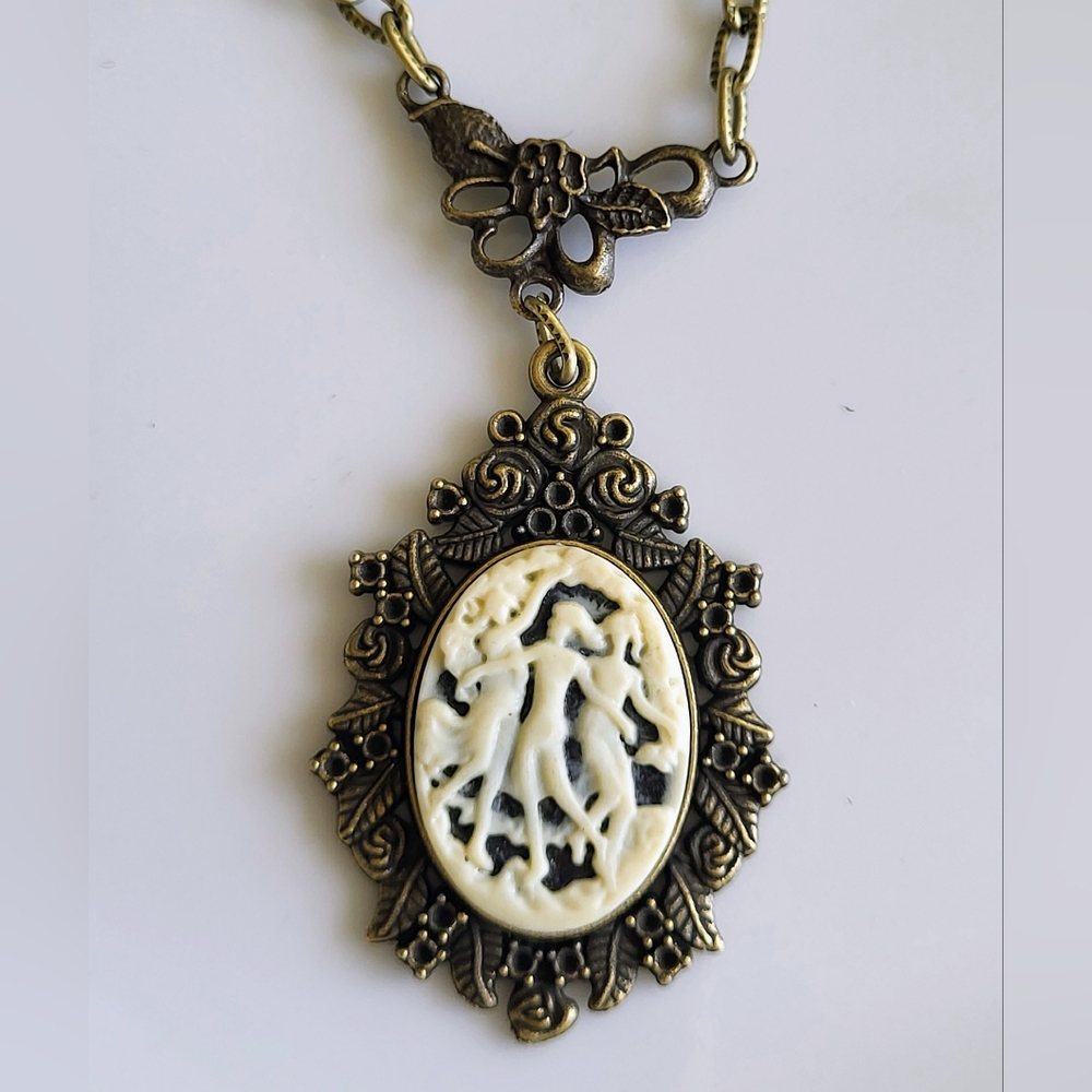 Vintage Style Fairy Cameo Necklace – Antique Gold Tone Chain, 20"